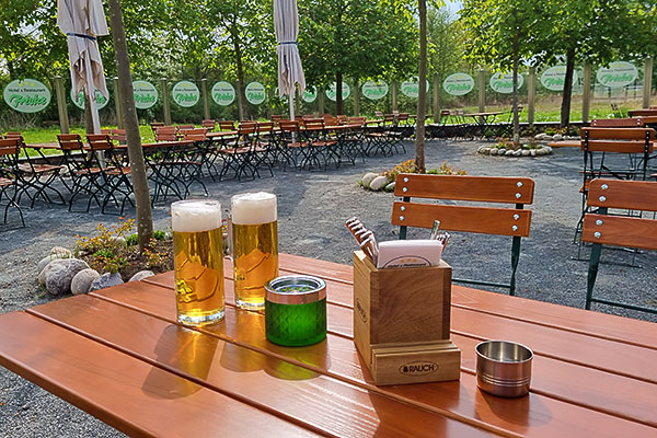 Biergartentisch, Bestuhlung und zwei Gläser